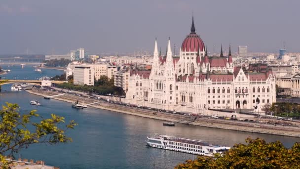 Parlamento de Budapest y río Danubio — Vídeos de Stock