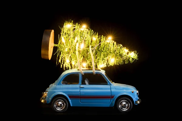 Auto přináší vánoční nebo novoroční strom — Stock fotografie