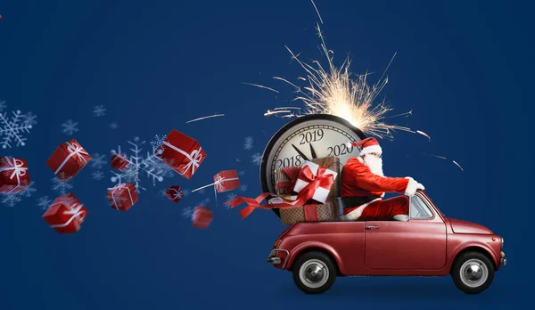 Aftelprocedure Van Kerstmis Aankomen Kerstman Auto Leveren Nieuwjaars Geschenken Klok — Stockfoto