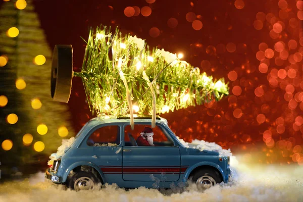 Papai Noel entrega árvore de Natal ou Ano Novo — Fotografia de Stock