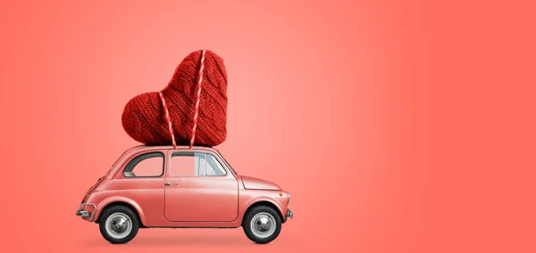 Speelgoedauto leveren van hart — Stockfoto
