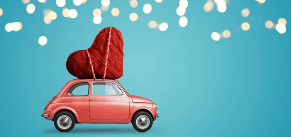 Brinquedo carro entregando coração — Fotografia de Stock