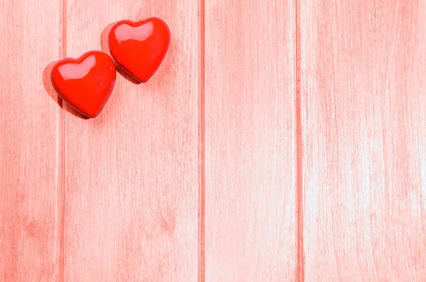 Corazones en la mesa de madera de coral — Foto de Stock