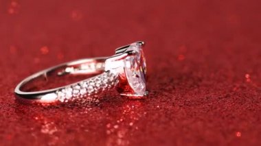 Büyük kalp şekilli Diamond ring