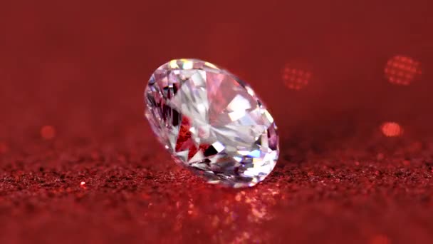 Diamante Grande Girando Sobre Fondo Rojo Brillante Macro Bucle — Vídeo de stock