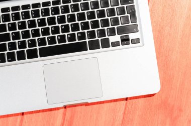 Laptop ahşap masada.