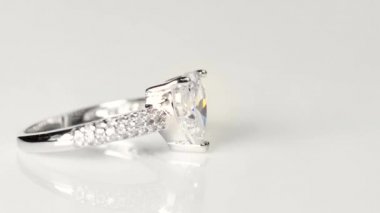 Büyük kalp şekilli Diamond ring