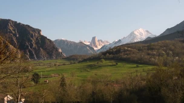 Naranjo de Bulnes eller Picu Urriellu — Stockvideo