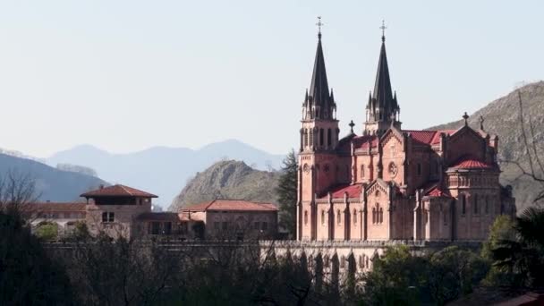 Blick auf die Basilika Covadonga — Stockvideo