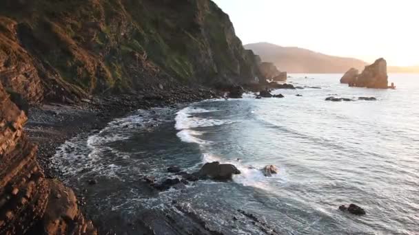 Gaztelugatxe costa oceânica — Vídeo de Stock