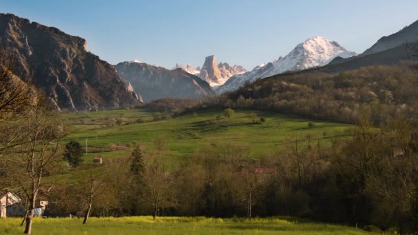 Naranjo de Bulnes ou Picu Urriellu — Vídeo de Stock