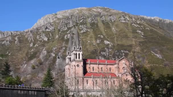 Covadonga basiliek Bekijk — Stockvideo