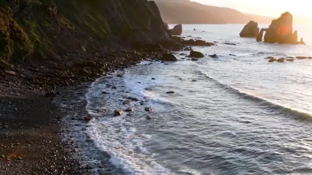 Gaztelugatxe costa del océano — Vídeos de Stock