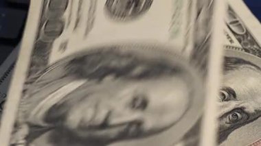 Dizüstü bilgisayar klavyesinde dolar