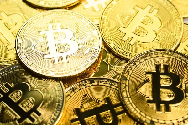 Золоті монети Bitcoin — стокове фото