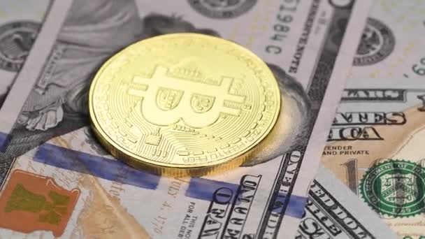 Gouden bitcoin tegen Amerikaanse dollars — Stockvideo