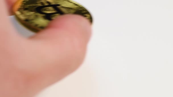 Hand zetten bitcoin munt op tafel — Stockvideo