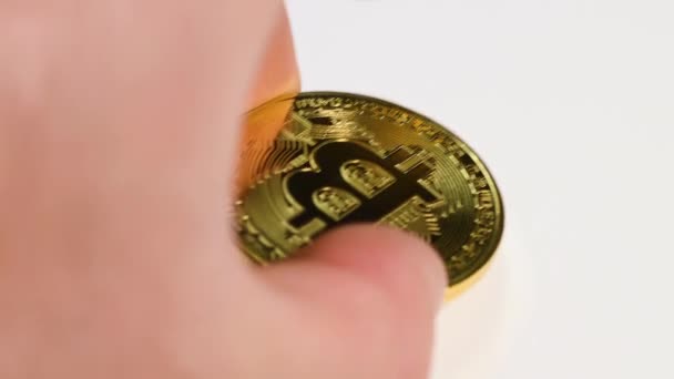 Hand zetten bitcoin munt op tafel — Stockvideo