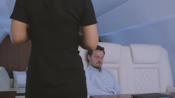 Sova på privat jet. — Stockvideo