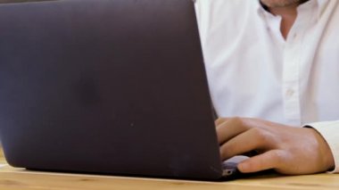 Dizüstü bilgisayarda çalışan küçük işletme sahibi
