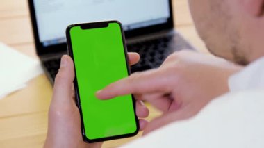 Cep telefonu kullanan iş adamı