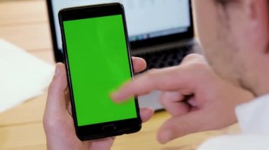 Cep telefonu kullanan iş adamı