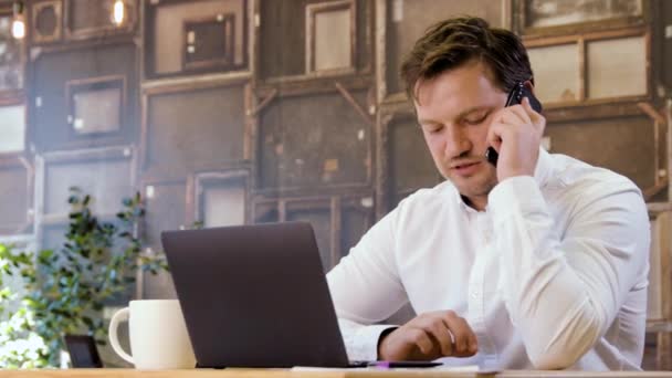 Geschäftsmann arbeitet erfolgreich am Laptop — Stockvideo