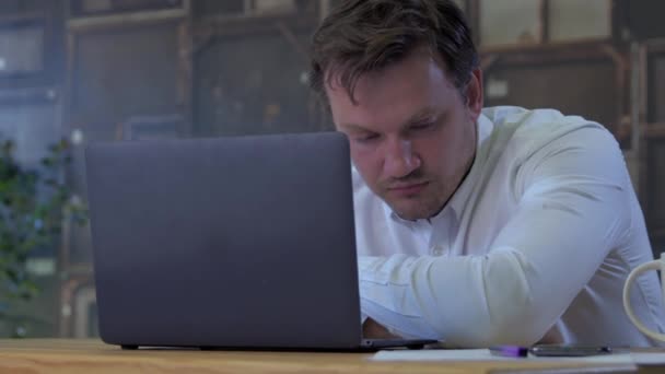 Бизнесмен спит на ноутбуке — стоковое видео