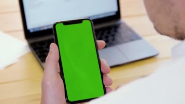 Cep telefonu kullanan iş adamı