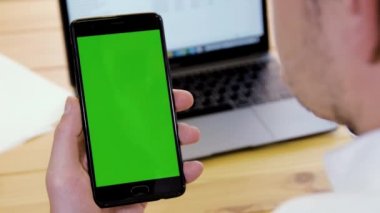 Cep telefonu kullanan iş adamı