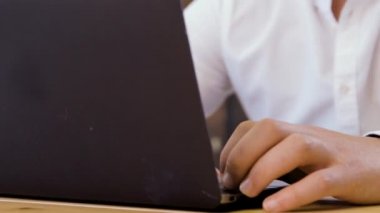 Dizüstü bilgisayarda çalışan küçük işletme sahibi