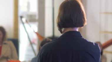 Konuşmacı iş olayında konuşma yapıyor
