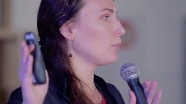 Konuşmacı iş olayında konuşma yapıyor