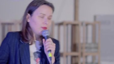 Konuşmacı iş olayında konuşma yapıyor