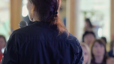 Konuşmacı iş olayında konuşma yapıyor