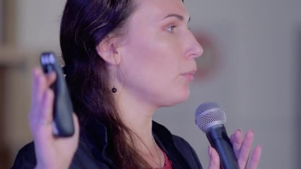 Konuşmacı iş olayında konuşma yapıyor — Stok video