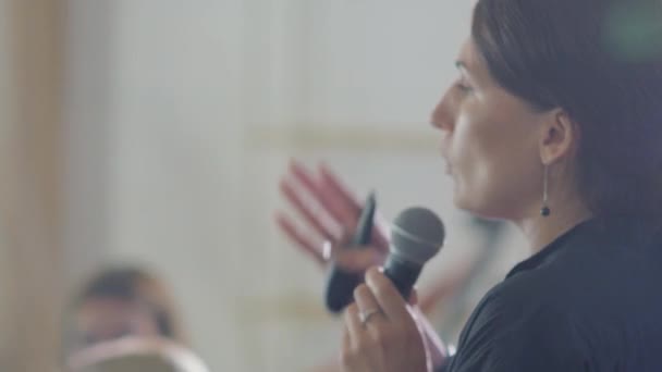 El orador da un discurso en un evento de negocios — Vídeos de Stock