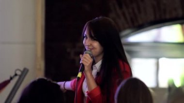 Konuşmacı iş olayında konuşma yapıyor