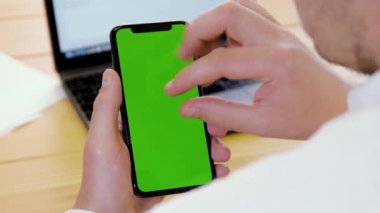 Cep telefonu kullanan iş adamı