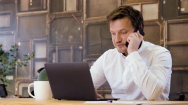 İş adamı başarıyla laptop üzerinde çalışıyor