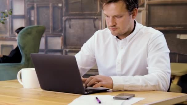 Geschäftsmann arbeitet erfolgreich am Laptop — Stockvideo