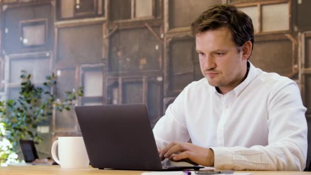 Бизнесмен работает на ноутбуке и терпит неудачу — стоковое видео