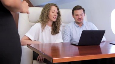 İki iş adamı özel uçakta görüntülü görüşme yapıyor