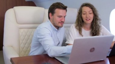 Özel uçakta iki iş adamı çalışıyor