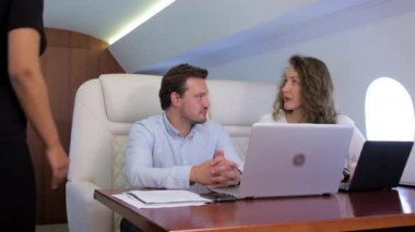 Özel uçakta iki iş adamı çalışıyor