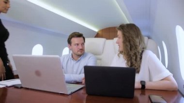 Özel uçakta iki iş adamı çalışıyor