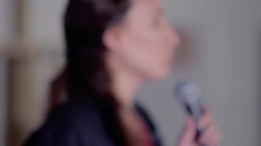 Konuşmacı iş olayında konuşma yapıyor