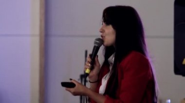 Konuşmacı iş olayında konuşma yapıyor