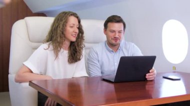 İki iş adamı özel uçakta görüntülü görüşme yapıyor