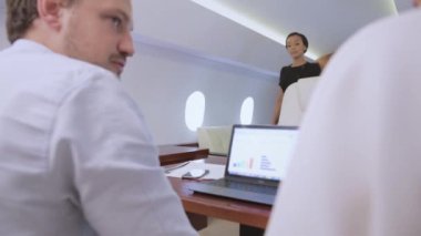 Özel uçakta iki iş adamı çalışıyor